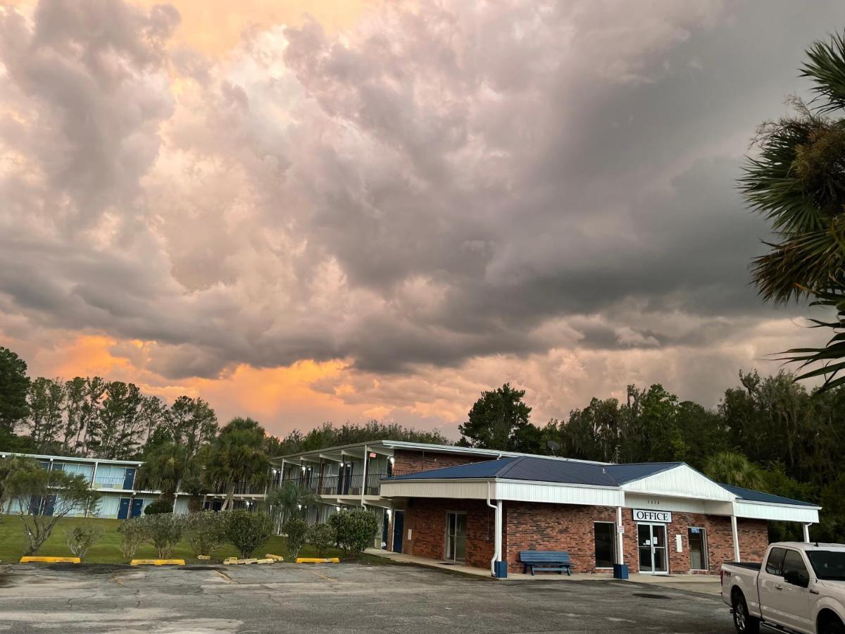 Blue Springs Inn Jennings Bagian luar foto